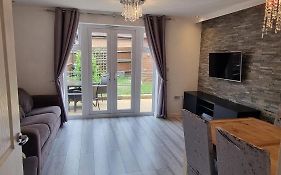 Cosy 2 Bed House In Aylesbury